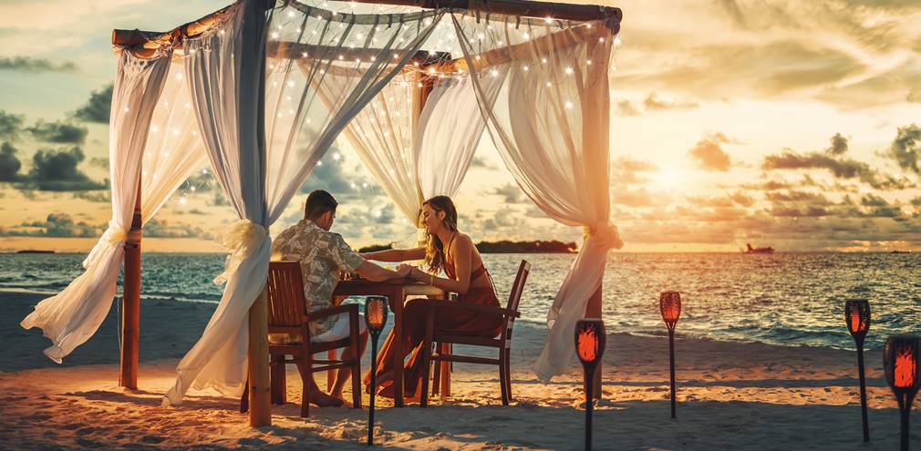 Romantic dinner on a beach at Sun Siyam Vilu Reef