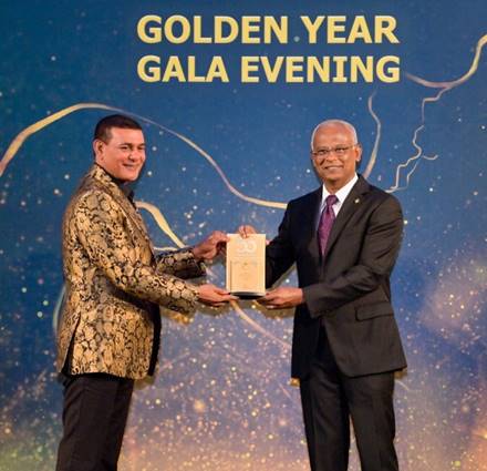 President of Maldives gives an award to Ahmed Siyam Mohamed