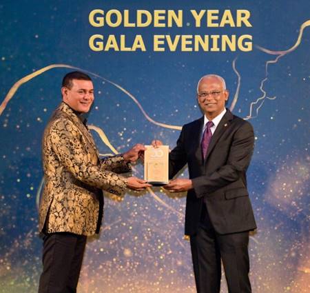 President of Maldives gives an award to Ahmed Siyam Mohamed