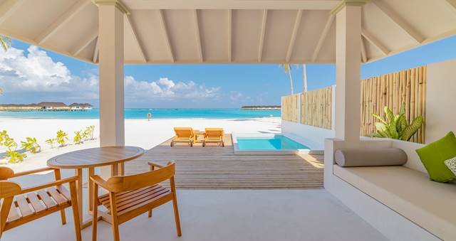 Romantic Beach Villa with Pool_1