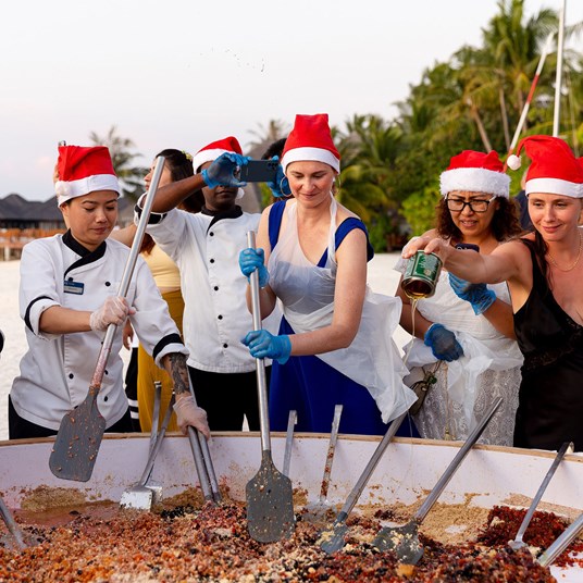 Festive Cake Misxing At Sun Siyam Olhuveli