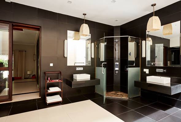 Deluxe Suite Bathroom_1